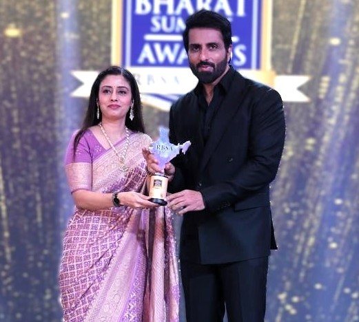 Ms Sangeeta Bhati receiving The Rising Bharat Summit Award from Mr. Sonu Sood (Actor) (1)